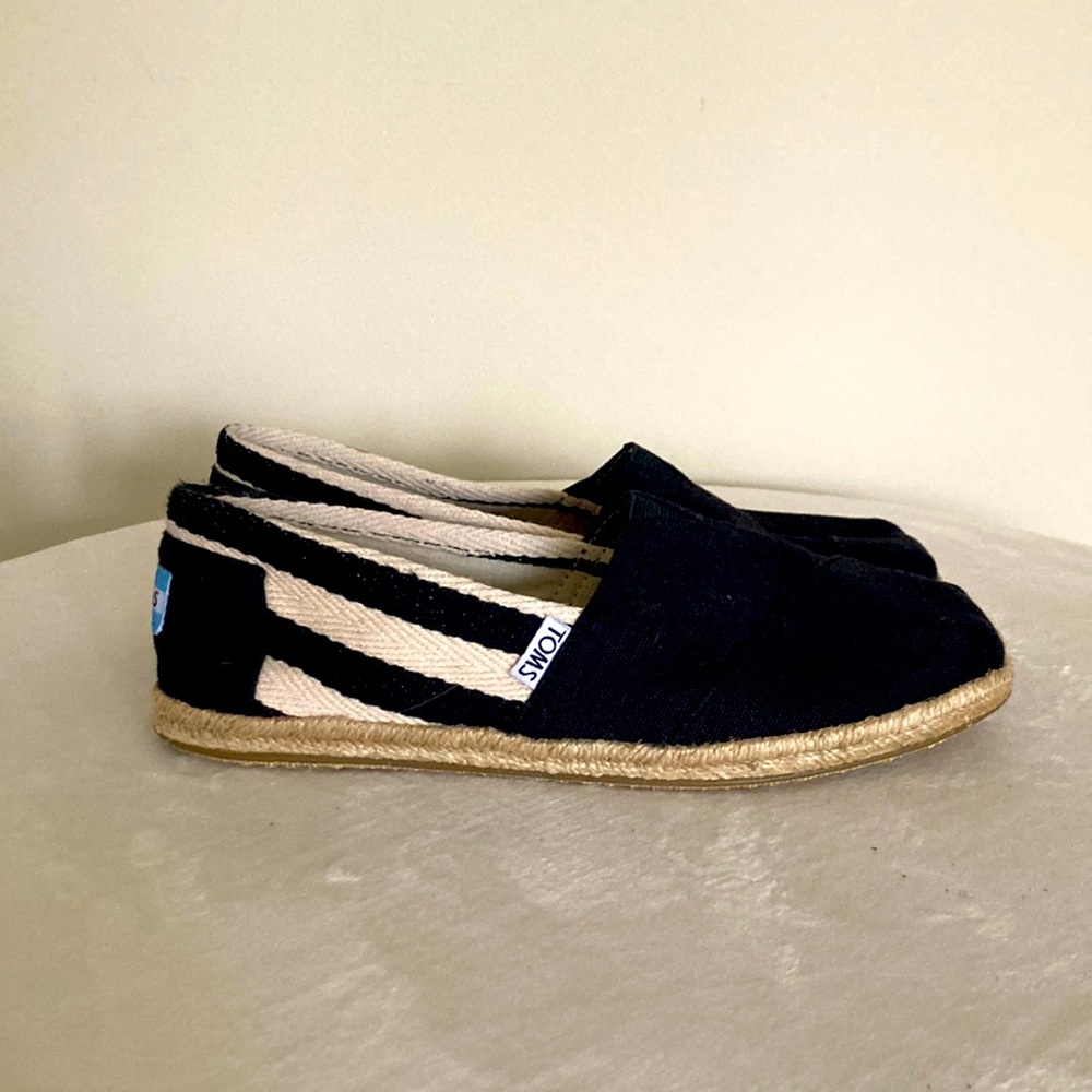 TOMS Size W7 Black with tan NEW